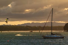 Fractura ligera de la puesta del sol a través de las nubes tempestuosas sobre bahía imagenes de archivo Fractura ligera de la puesta del sol a través de las nubes tempestuosas sobre bahía imagenes de archivo