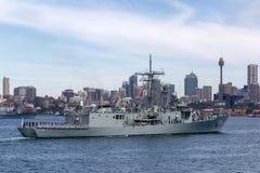 Fragata del misil teledirigido de la Adelaide-clase de HMAS Darwin FFG 04 de la marina de guerra australiana real en Sydney Harbo imagen de archivo libre de regalías Fragata del misil teledirigido de la Adelaide-clase de HMAS Darwin FFG 04 de la marina de guerra australiana real en Sydney Harbo imagen de archivo libre de regalías