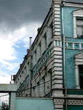 Fragmen pintados blancos y verdes históricos de la esquina del edificio de ladrillo Fotografía de archivo Fragmen pintados blancos y verdes históricos de la esquina del edificio de ladrillo Fotografía de archivo