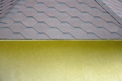 fragment d'une petite maison jaune avec un toit couvert de bardeaux flexibles sous forme de nids d'abeilles images stock fragment d'une petite maison jaune avec un toit couvert de bardeaux flexibles sous forme de nids d'abeilles images stock