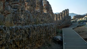 Fragmento de la pared de la fortaleza que pasa por alto el mar fotografía de archivo libre de regalías Fragmento de la pared de la fortaleza que pasa por alto el mar fotografía de archivo libre de regalías