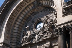 Fragmento de señales arquitectónicas con un reloj y dioses del griego clásico en el edificio viejo de National Bank de Rumania imágenes de archivo libres de regalías Fragmento de señales arquitectónicas con un reloj y dioses del griego clásico en el edificio viejo de National Bank de Rumania imágenes de archivo libres de regalías