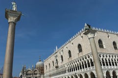 Fragmento do ` s Palase da basílica, do doge do ` s de St Mark da beleza e das duas colunas com a estátua do leão de San Mark e d Fotografia de Stock Fragmento do ` s Palase da basílica, do doge do ` s de St Mark da beleza e das duas colunas com a estátua do leão de San Mark e d Fotografia de Stock