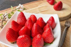 Fragole fresche del tempo immagini stock libere da diritti Fragole fresche del tempo immagini stock libere da diritti