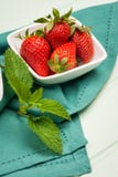 Fraise appétissante dans la cuvette Photographie stock libre de droits Fraise appétissante dans la cuvette Photographie stock libre de droits