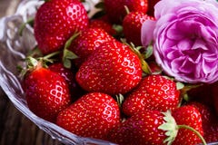Fraise dans le bol en verre sur la table en bois rustique images stock Fraise dans le bol en verre sur la table en bois rustique images stock