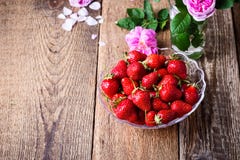 Fraise dans le bol en verre sur la table en bois rustique photo stock Fraise dans le bol en verre sur la table en bois rustique photo stock