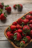 Fraise organique fraîche sur le fond en bois rustique Mode de vie sain, baies d'été, foyer sélectif photo stock Fraise organique fraîche sur le fond en bois rustique Mode de vie sain, baies d'été, foyer sélectif photo stock