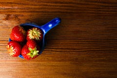 Fraises dans la cuvette bleue sur la table en bois de vintage Fraise juteuse rouge image libre de droits Fraises dans la cuvette bleue sur la table en bois de vintage Fraise juteuse rouge image libre de droits
