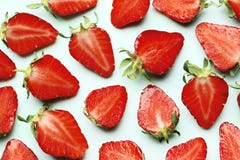 Fraises juteuses mûres sur un fond bleu Configuration images libres de droits Fraises juteuses mûres sur un fond bleu Configuration images libres de droits