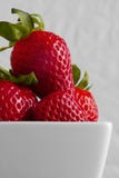 Fraises rouges dans une cuvette carrée image stock Fraises rouges dans une cuvette carrée image stock