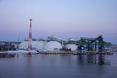Frakta sändningsbehållare och gasbehållare på skeppsdockorna i den logistiska importexporten och affären Handelport, skepplast so arkivfoto Frakta sändningsbehållare och gasbehållare på skeppsdockorna i den logistiska importexporten och affären Handelport, skepplast so arkivfoto