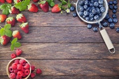 Framboises de myrtilles de fraises de baies de fond images libres de droits Framboises de myrtilles de fraises de baies de fond images libres de droits
