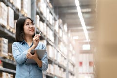 Franc de la jeune femme asiatique attirante, personnel de commissaire aux comptes ou de stagiaire travaillant dans d'entrep?t de image stock Franc de la jeune femme asiatique attirante, personnel de commissaire aux comptes ou de stagiaire travaillant dans d'entrep?t de image stock