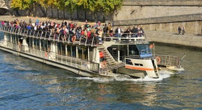 Frances, bateau pittoresque Mouche dans la ville de Paris Photographie stock libre de droits Frances, bateau pittoresque Mouche dans la ville de Paris Photographie stock libre de droits