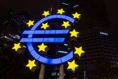 FRANCFORT, ALEMANIA - 28 de octubre de 2017: Muestra euro azul y amarilla imagen de archivo FRANCFORT, ALEMANIA - 28 de octubre de 2017: Muestra euro azul y amarilla imagen de archivo