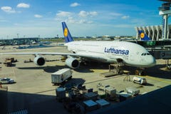 Francfort, Allemagne - 28 avril 2018 : Les avions rayent Lufthansa Airbus A380 prêt pour le départ image libre de droits Francfort, Allemagne - 28 avril 2018 : Les avions rayent Lufthansa Airbus A380 prêt pour le départ image libre de droits