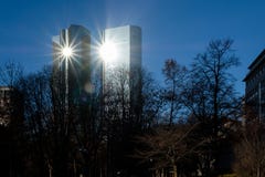 Francfort - 3 décembre : Deutsche Bank brillant domine au soleil le 3 décembre 2016 à Francfort photographie stock Francfort - 3 décembre : Deutsche Bank brillant domine au soleil le 3 décembre 2016 à Francfort photographie stock