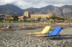 Frangokastello Crete, GRECJA, Wrzesie?,/- 11, 2016: Zadziwiaj?cy przyci?ganie dla turyst?w - roszuje na pla?y fotografia royalty free Frangokastello Crete, GRECJA, Wrzesie?,/- 11, 2016: Zadziwiaj?cy przyci?ganie dla turyst?w - roszuje na pla?y fotografia royalty free