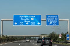Frankfurt, Duitsland 29 09 2017 - Duitse weg autobahn blauwe verkeersteken die tot de luchthaven leiden duesseldorf royalty-vrije stock afbeelding Frankfurt, Duitsland 29 09 2017 - Duitse weg autobahn blauwe verkeersteken die tot de luchthaven leiden duesseldorf royalty-vrije stock afbeelding