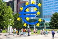 FRANKFURT, DUITSLAND - JUNI 13, 2019: mensen die onder euro teken in Frankfurt lopen De Europese Centrale Bank beheert monetair royalty-vrije stock afbeeldingen FRANKFURT, DUITSLAND - JUNI 13, 2019: mensen die onder euro teken in Frankfurt lopen De Europese Centrale Bank beheert monetair royalty-vrije stock afbeeldingen