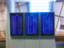Frankfurt Tyskland - April 28, 2018: Flygplatsvägg med informationsbrädet arkivfoto Frankfurt Tyskland - April 28, 2018: Flygplatsvägg med informationsbrädet arkivfoto