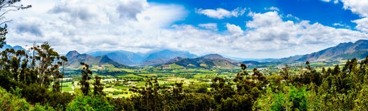 Franschhoek dal i det västra uddelandskapet av Sydafrika med dess många vingårdar som är delen av udden Winelands royaltyfria bilder Franschhoek dal i det västra uddelandskapet av Sydafrika med dess många vingårdar som är delen av udden Winelands royaltyfria bilder