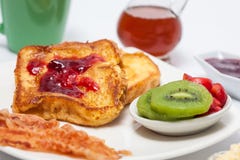 Franse die toosts met fruit, bacon, honing, jam en koffie worden gekookt en worden gediend royalty-vrije stock fotografie Franse die toosts met fruit, bacon, honing, jam en koffie worden gekookt en worden gediend royalty-vrije stock fotografie