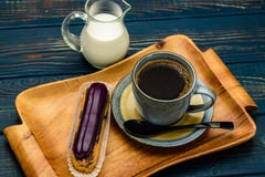 Franse koffie met room en Eclair stock foto's Franse koffie met room en Eclair stock foto's