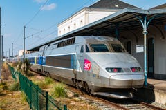 Franse TGV bij een post tegen te houden stock foto's Franse TGV bij een post tegen te houden stock foto's
