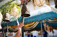 Frappez la couleur de Bell d'or et argentée dans le temple, Bangkok, Thaïlande images libres de droits Frappez la couleur de Bell d'or et argentée dans le temple, Bangkok, Thaïlande images libres de droits