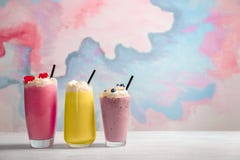 Frappé differenti in vetri sulla tavola Immagine Stock Libera da Diritti Frappé differenti in vetri sulla tavola Immagine Stock Libera da Diritti