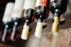 Frascos de vinho de cabeça para baixo em uma barra foto de stock Frascos de vinho de cabeça para baixo em uma barra foto de stock