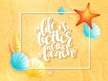 Frase inspirada do verão da rotulação da mão do vetor - vida é melhor na praia - com quadro e shell na areia ilustração stock Frase inspirada do verão da rotulação da mão do vetor - vida é melhor na praia - com quadro e shell na areia ilustração stock