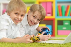 Fratelli che giocano un gioco di computer immagini stock libere da diritti Fratelli che giocano un gioco di computer immagini stock libere da diritti