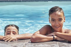 Fratelli con gli occhi verdi nella piscina fotografie stock libere da diritti Fratelli con gli occhi verdi nella piscina fotografie stock libere da diritti