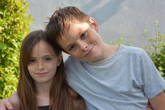 Fratelli germani amorosi Immagini Stock Fratelli germani amorosi Immagini Stock