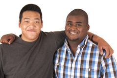 Fratelli neri ed asiatici con le armi intorno ad a vicenda che sorride Fotografia Stock Libera da Diritti Fratelli neri ed asiatici con le armi intorno ad a vicenda che sorride Fotografia Stock Libera da Diritti