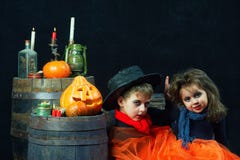 Fratello e sorella su Halloween Bambini divertenti in costumi di carnevale su fondo scuro fotografia stock Fratello e sorella su Halloween Bambini divertenti in costumi di carnevale su fondo scuro fotografia stock