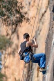 Frau abseils hinunter vertikale Klippenwand an Wand-Ledge Porters Pass Centennial Glen-Stromkreis lizenzfreie stockbilder Frau abseils hinunter vertikale Klippenwand an Wand-Ledge Porters Pass Centennial Glen-Stromkreis lizenzfreie stockbilder