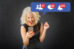 Frau aufgeregt über Tätigkeit auf Social Media lizenzfreies stockbild Frau aufgeregt über Tätigkeit auf Social Media lizenzfreies stockbild