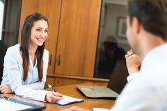 Frau bei der Arbeit in ihrem Büro Lizenzfreies Stockbild Frau bei der Arbeit in ihrem Büro Lizenzfreies Stockbild