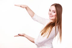 Frau benutzt H?nde, um Bereich des Rahmens anzuzeigen, kopieren Raum f?r Produkt lizenzfreie stockbilder Frau benutzt H?nde, um Bereich des Rahmens anzuzeigen, kopieren Raum f?r Produkt lizenzfreie stockbilder