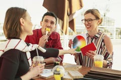 Frau in der schwarzen Bluse perfekte Farbe vorschlagend lizenzfreie stockfotografie Frau in der schwarzen Bluse perfekte Farbe vorschlagend lizenzfreie stockfotografie