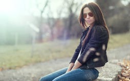 Frau in der Sonnenbrille - draußen Porträt stockbild Frau in der Sonnenbrille - draußen Porträt stockbild