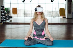 Frau in der Yogaklasse mit VR-Kopfhörer Stockfotos Frau in der Yogaklasse mit VR-Kopfhörer Stockfotos