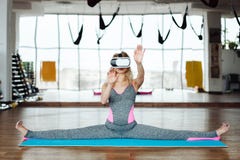 Frau in der Yogaklasse mit VR-Kopfhörer Stockbild Frau in der Yogaklasse mit VR-Kopfhörer Stockbild