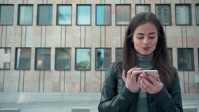 Frau, die APP auf lächelndem und simsendem Smartphone verwendet stock video Frau, die APP auf lächelndem und simsendem Smartphone verwendet stock video