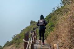 Frau, die auf die Brücke geht lizenzfreie stockbilder Frau, die auf die Brücke geht lizenzfreie stockbilder