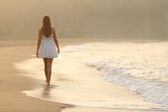 Frau, die auf den Sand des Strandes geht lizenzfreies stockfoto Frau, die auf den Sand des Strandes geht lizenzfreies stockfoto